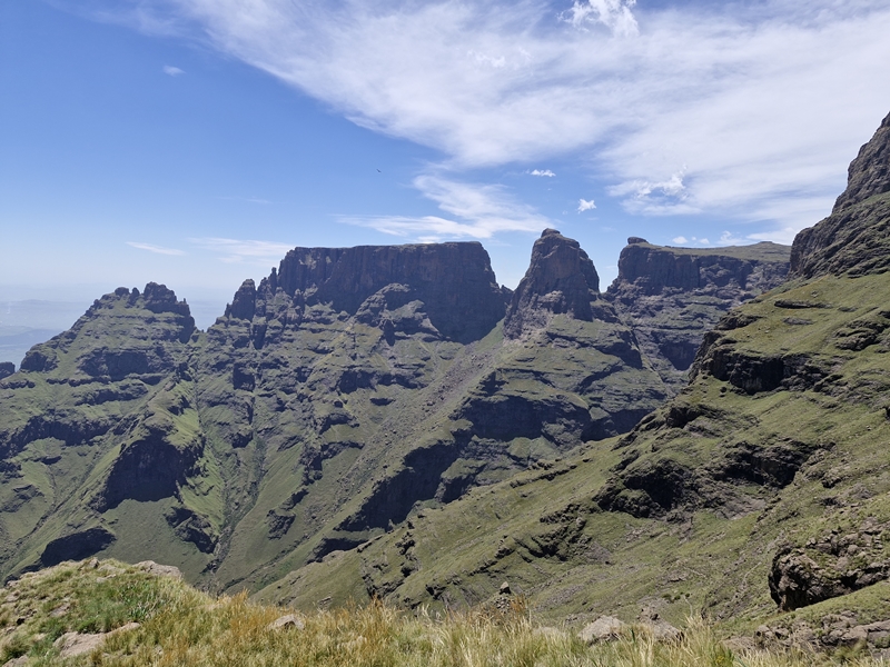 From Gray's Pass - onto Monks Cowl, Cathkin, Sterkhorn North and South Peaks. James Seymour